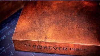 “Forever Bible”: grupo cristão usa nanotecnologia para criar Bíblia à prova d’água e ajudar missionários